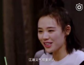 姐弟恋网红情侣吃瓜,甜蜜互动引网友热议